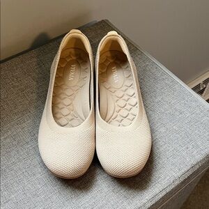 Vivaia Round Toe Water Repellent Flats